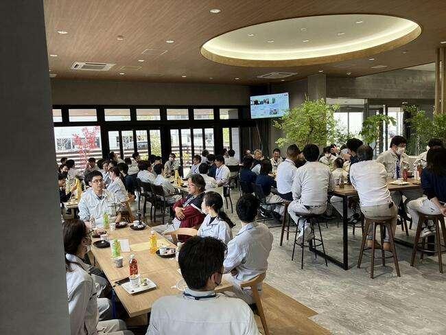 社員食堂での食事風景