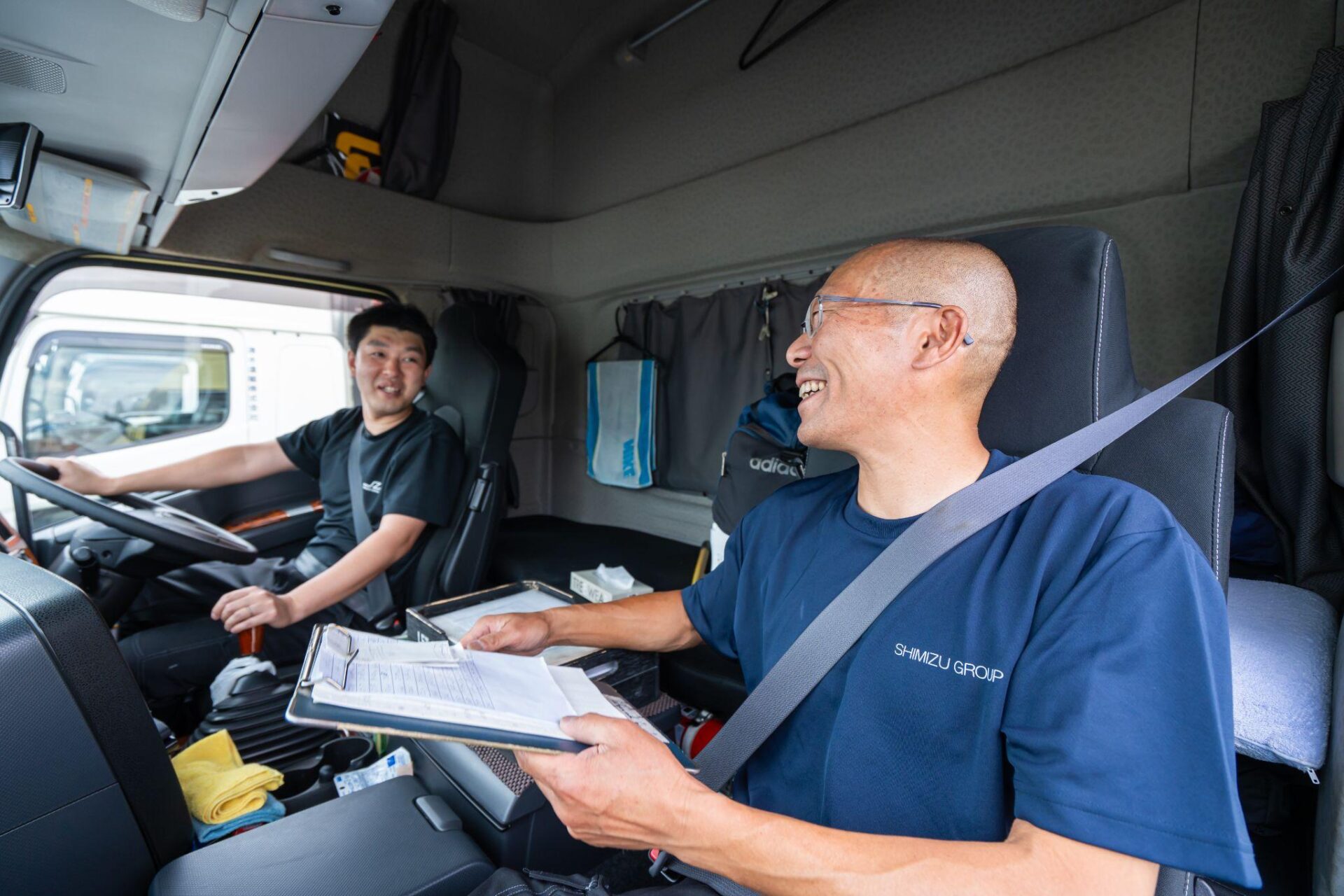 トラック車内のドライバー