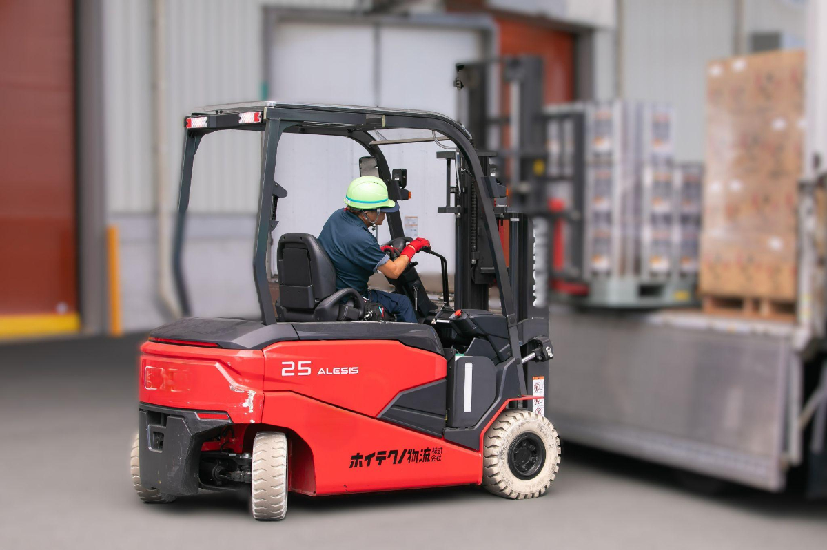 フォークリフトによる積込作業