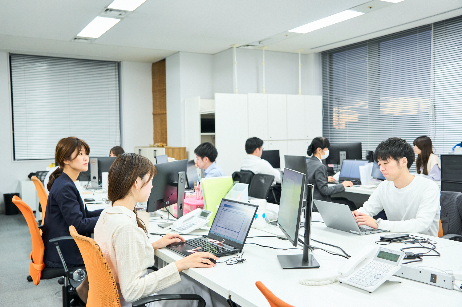 オフィス内業務風景