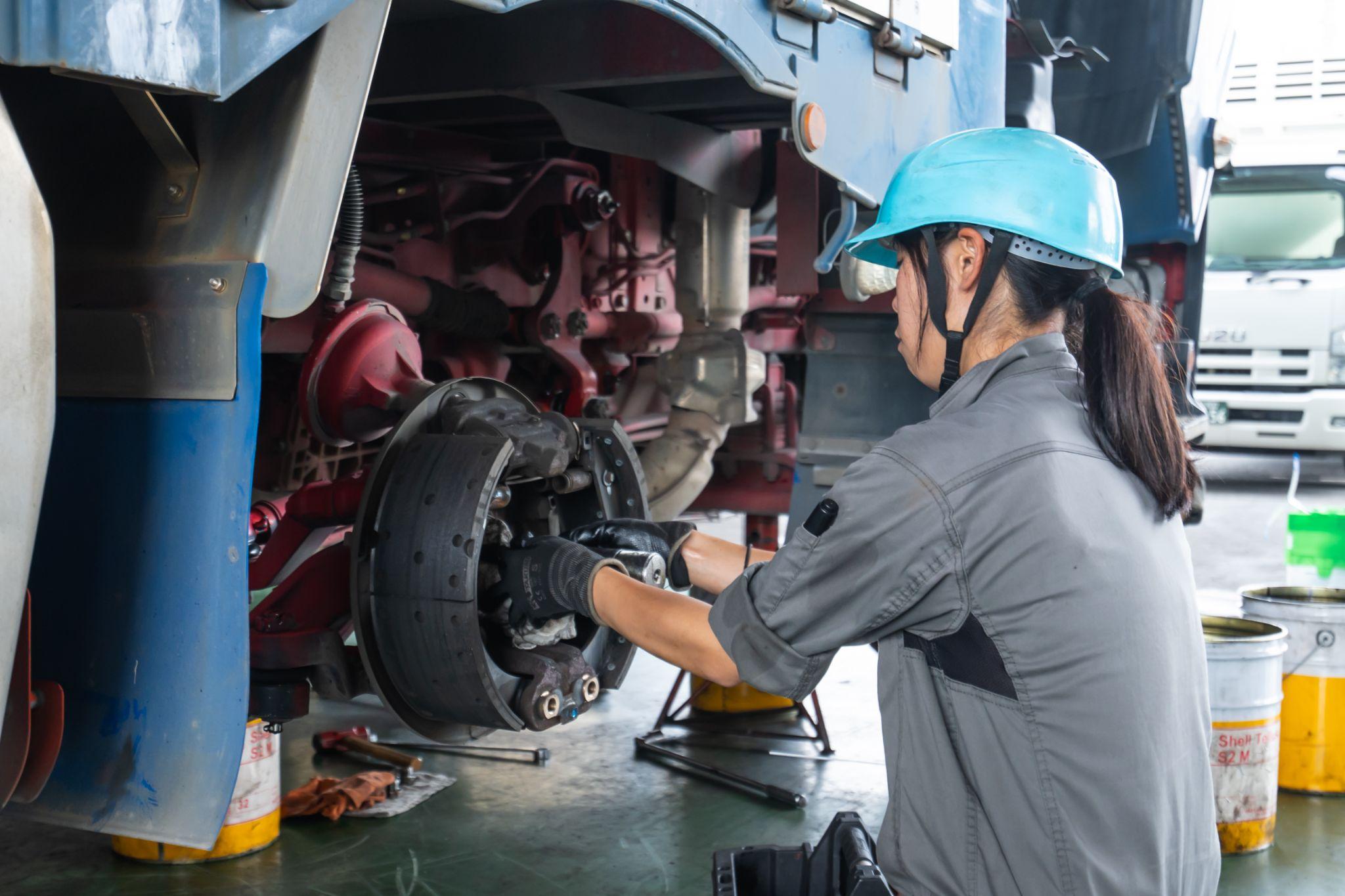 車両整備士の作業風景