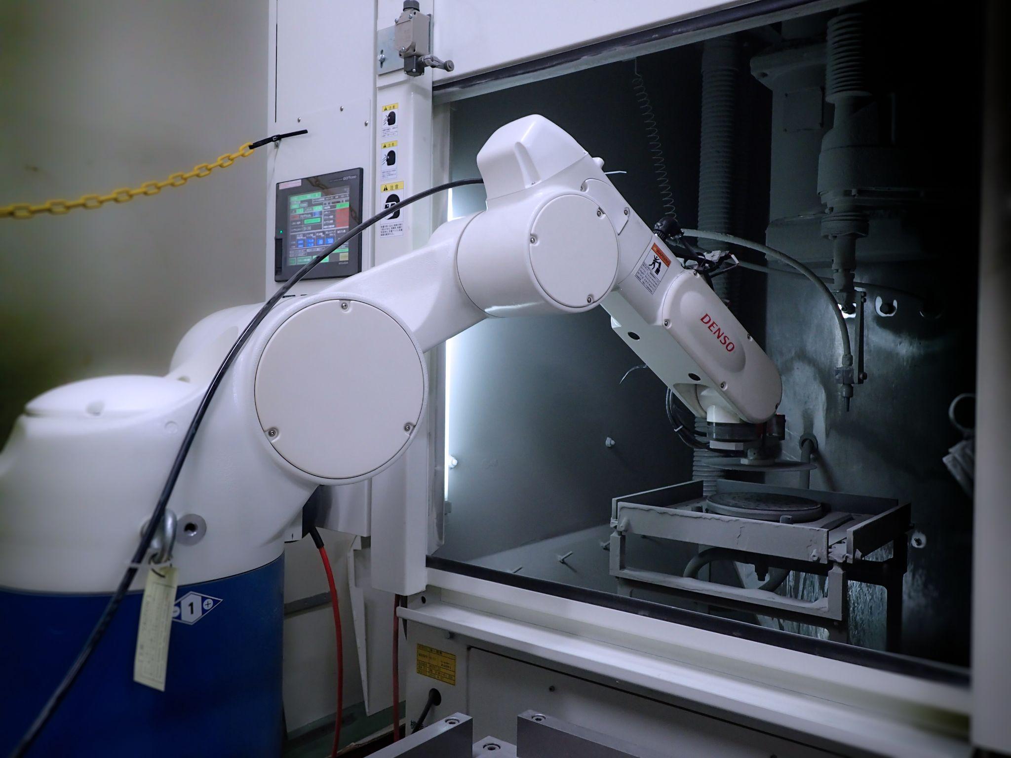 ロボットアームを搭載したブラスト装置内部