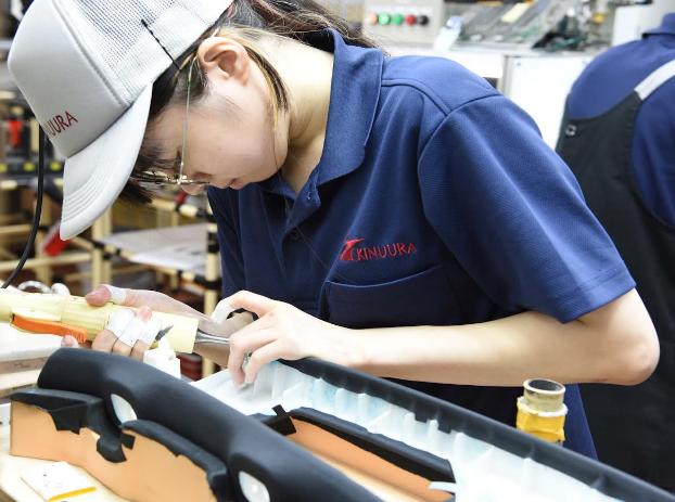 内装部品の加工を行う従業員